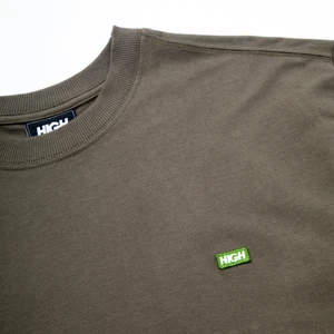 Camiseta High Logo Line Desert Green 2