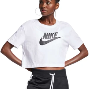Camiseta Nike Feminina Nsw Essential Bv6175-100 1